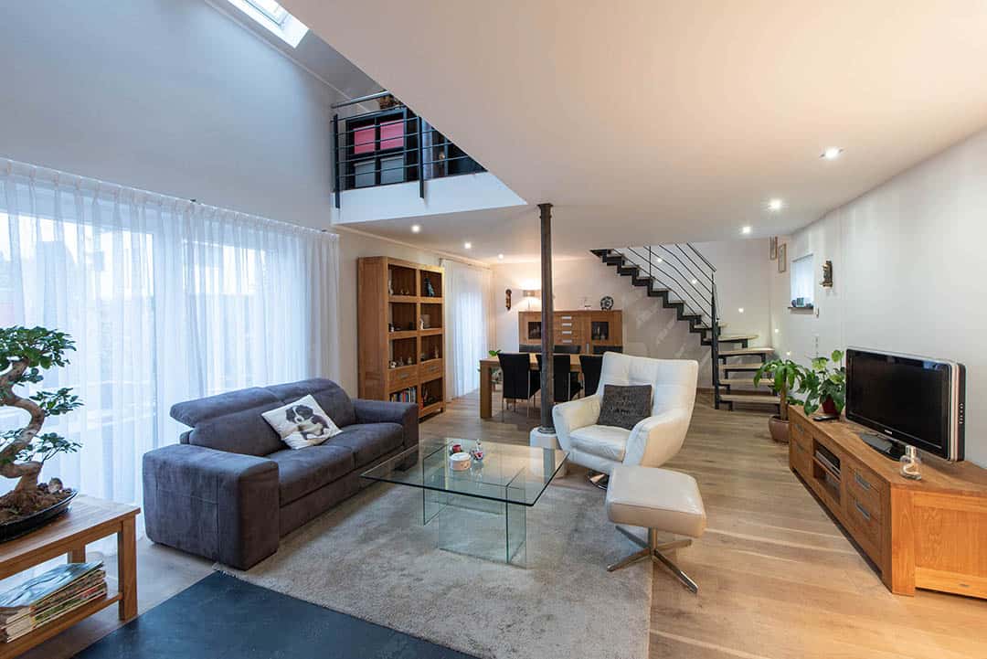 Innenansicht Wohnraum mit Treppe und Galerie